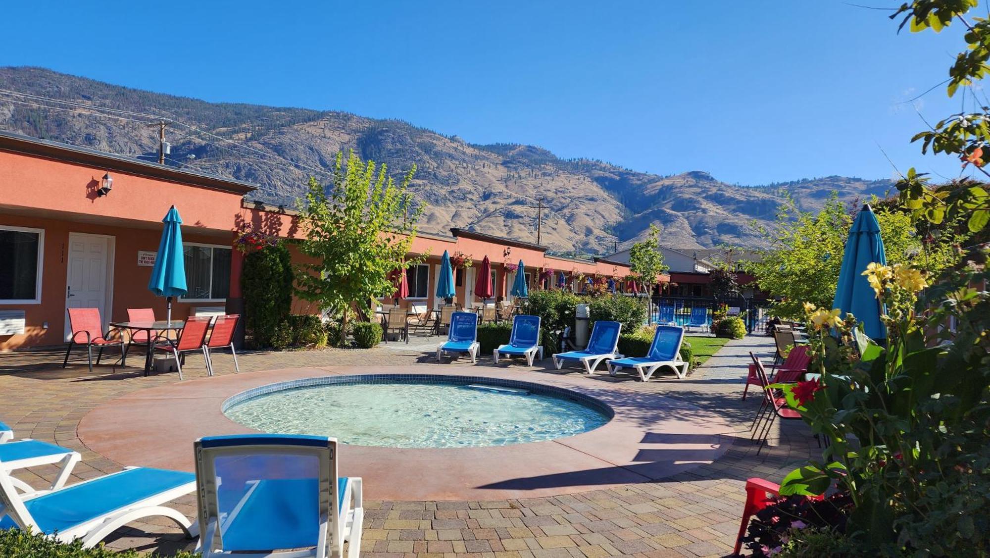 Sahara Courtyard Inn & Suites Osoyoos Exterior foto