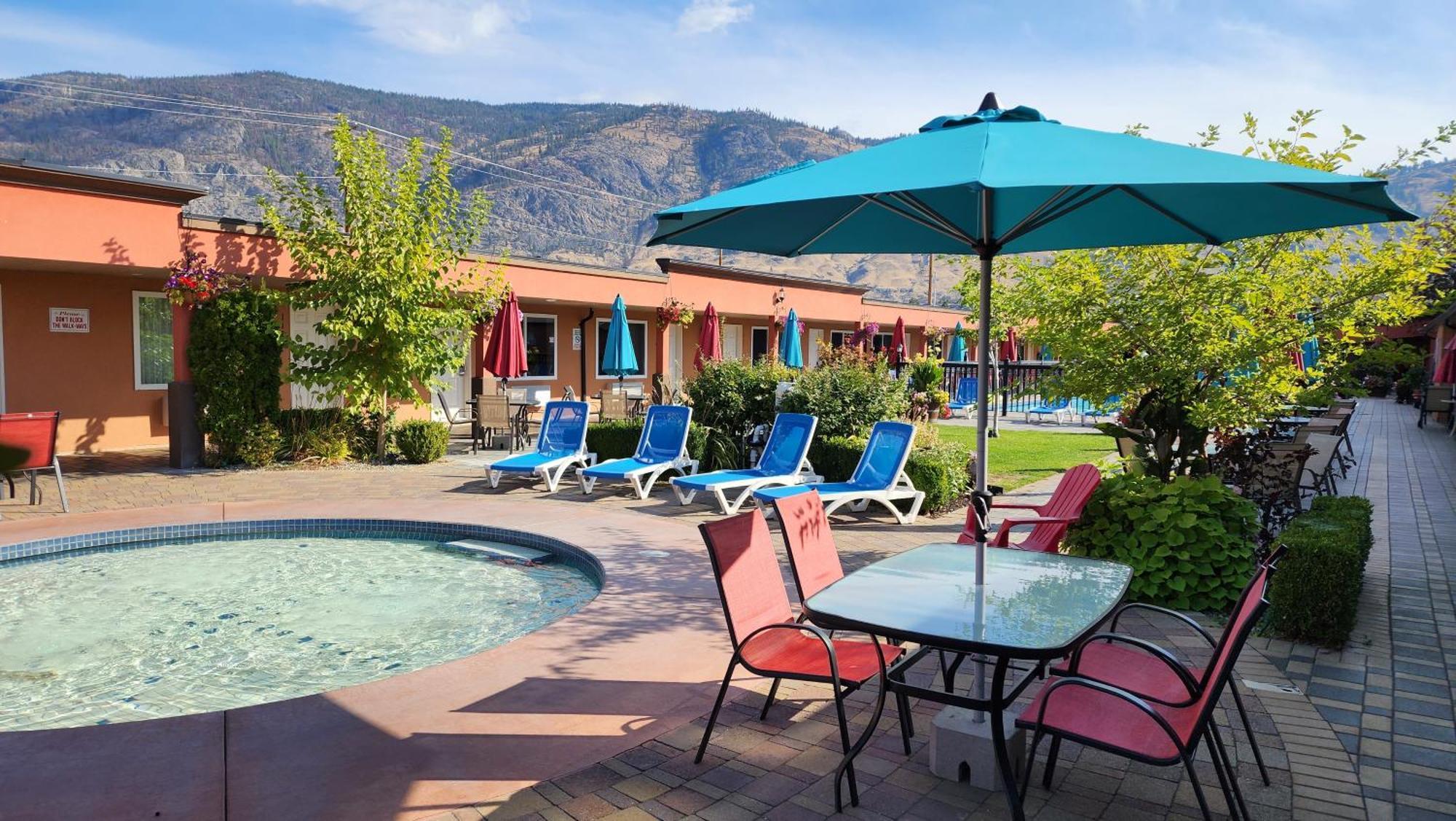 Sahara Courtyard Inn & Suites Osoyoos Exterior foto