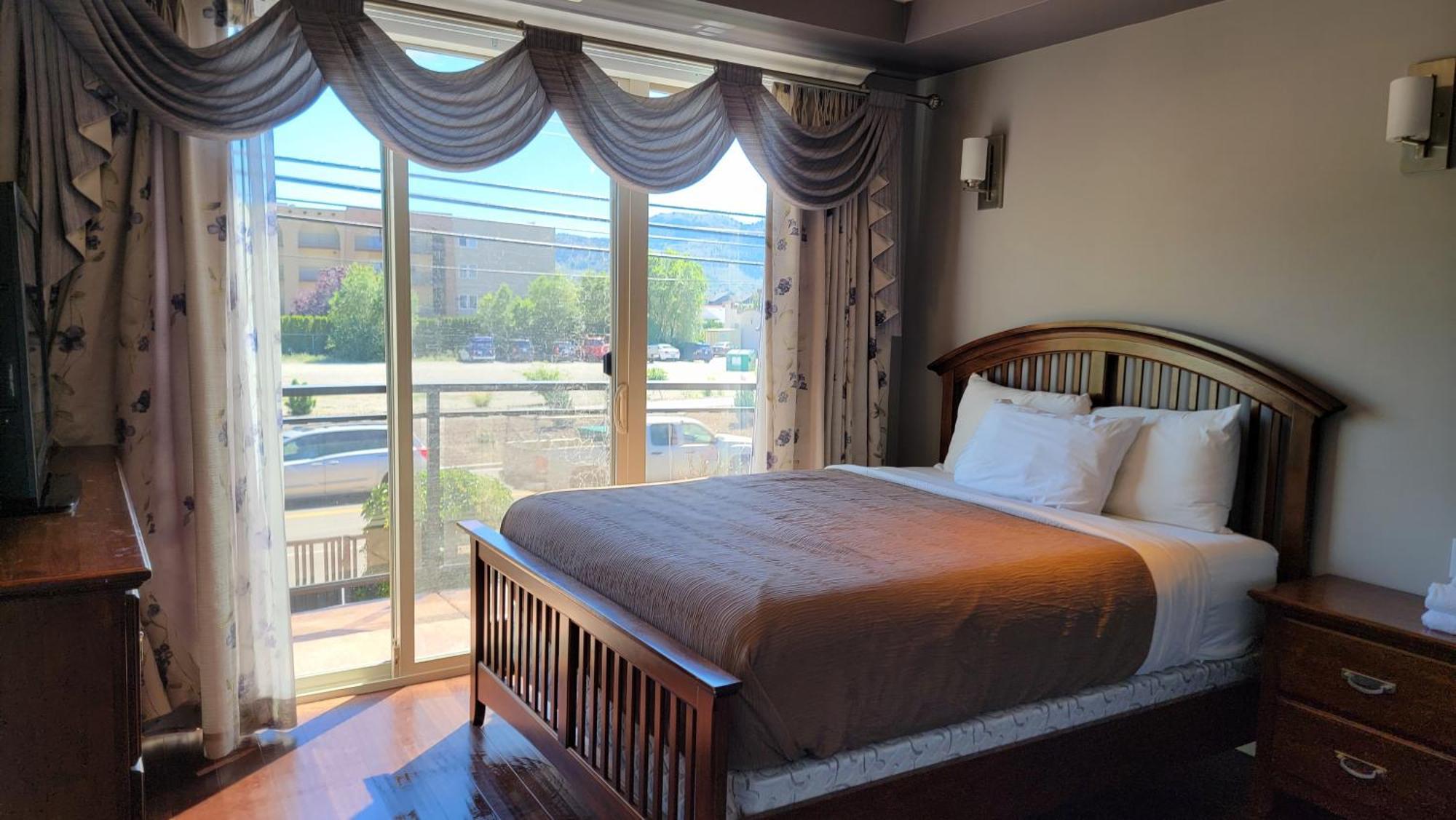 Sahara Courtyard Inn & Suites Osoyoos Exterior foto
