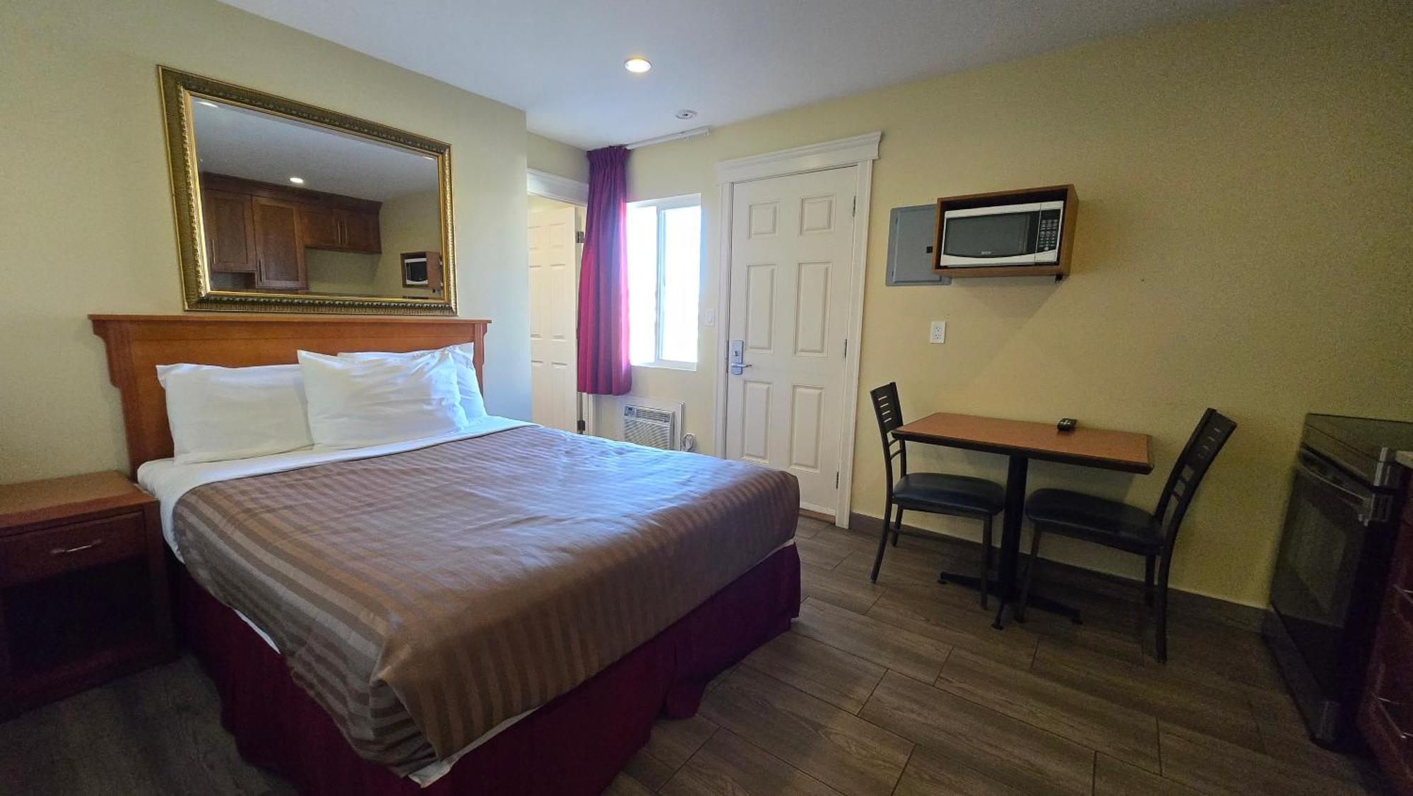 Sahara Courtyard Inn & Suites Osoyoos Exterior foto