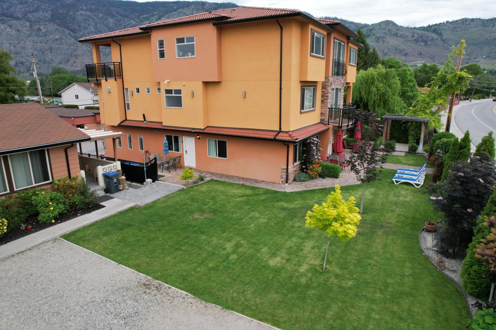 Sahara Courtyard Inn & Suites Osoyoos Exterior foto
